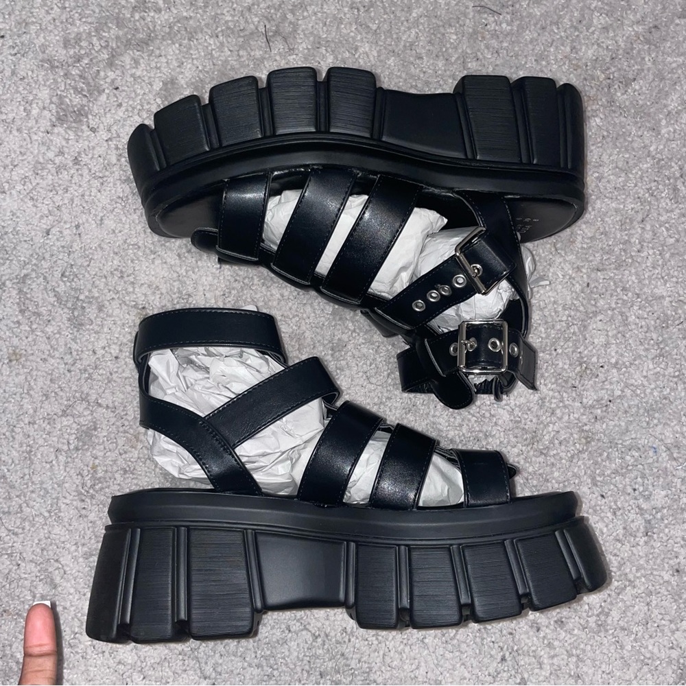 Chunky black platform sandals 🖤